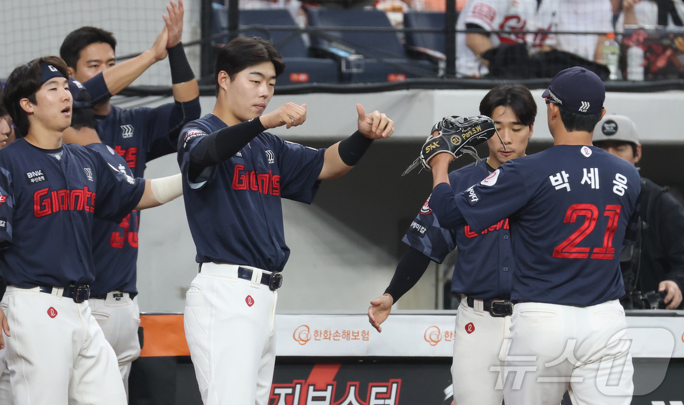 (대전=뉴스1) 김기남 기자 = 23일 대전 한화생명볼파크에서 열린 '2025 신한 SOL 뱅크 KBO리그' 프로야구 한화 이글스와 롯데 자이언츠 경기에서 롯데 박세웅이 호투하며 …