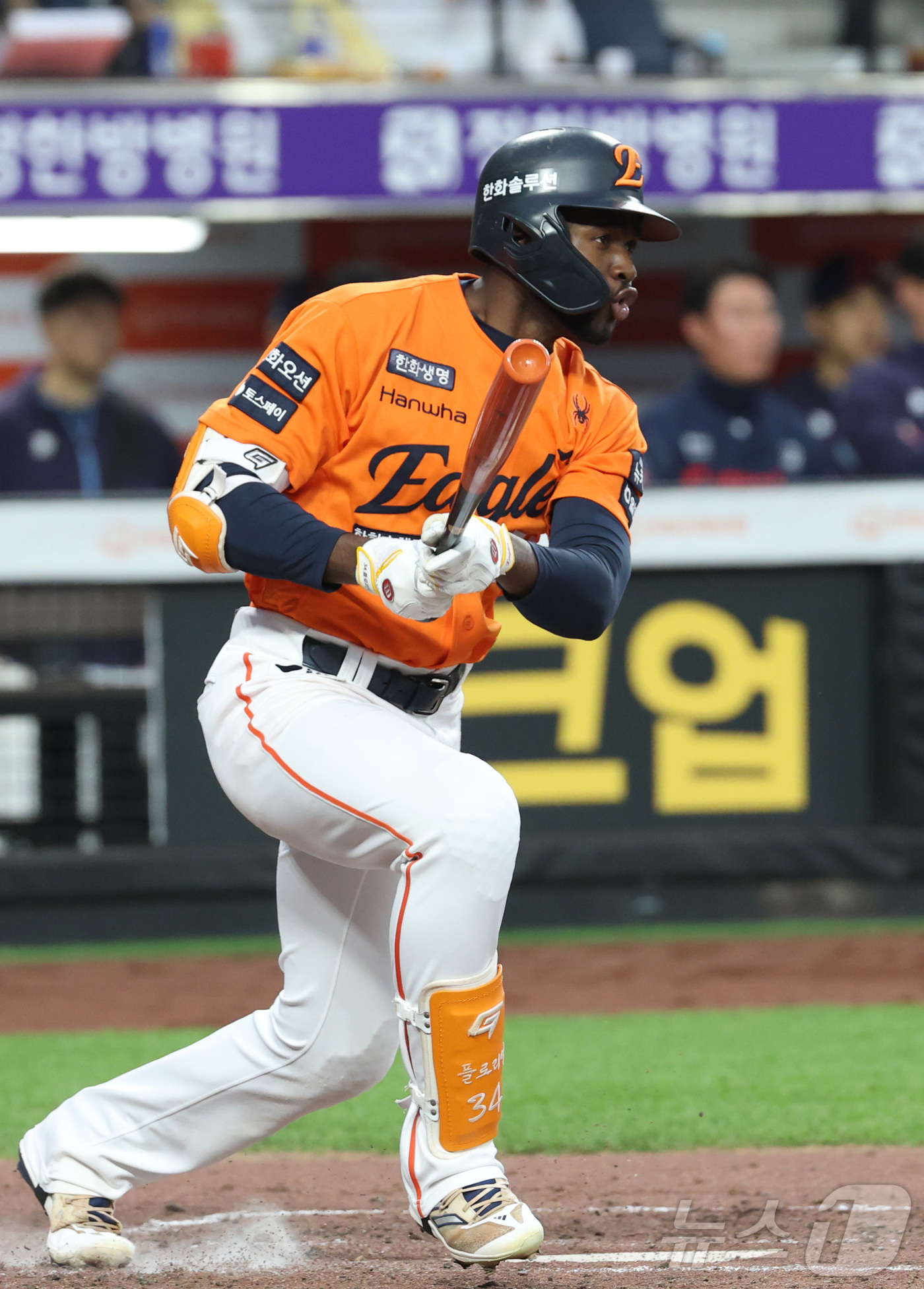 (대전=뉴스1) 김기남 기자 = 23일 대전 한화생명볼파크에서 열린 '2025 신한 SOL 뱅크 KBO리그' 프로야구 한화 이글스와 롯데 자이언츠 경기에서 2회말 플로리얼이 타격하 …