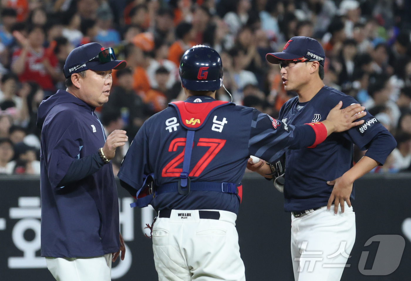 (대전=뉴스1) 김기남 기자 = 23일 대전 한화생명볼파크에서 열린 '2025 신한 SOL 뱅크 KBO리그' 프로야구 한화 이글스와 롯데 자이언츠 경기에서 5회말 롯데 박세웅이 2 …