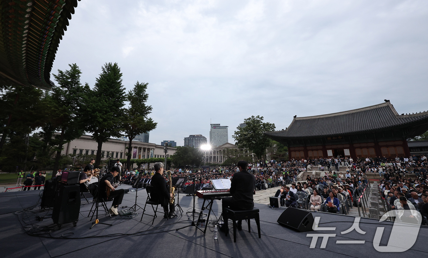 (서울=뉴스1) 김성진 기자 = 23일 서울 중구 덕수궁에서 열린 '2025 정동야행'을 찾은 시민들이 개막 공연을 즐기고 있다. 2025.5.23/뉴스1