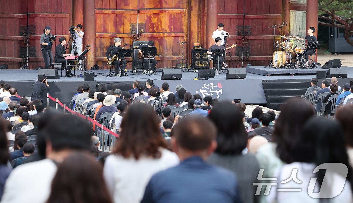 (서울=뉴스1) 김성진 기자 = 23일 서울 중구 덕수궁에서 열린 '2025 정동야행'을 찾은 시민들이 개막 공연을 즐기고 있다. 2025.5.23/뉴스1