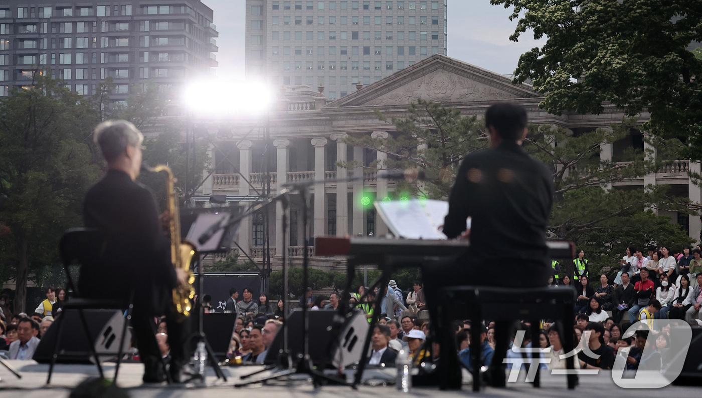 (서울=뉴스1) 김성진 기자 = 23일 서울 중구 덕수궁에서 열린 '2025 정동야행'을 찾은 시민들이 개막 공연을 즐기고 있다. 2025.5.23/뉴스1