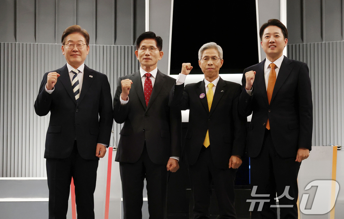 (서울=뉴스1) 국회사진기자단 = 이재명 더불어민주당(왼쪽부터), 김문수 국민의힘, 권영국 민주노동당, 이준석 개혁신당 대통령 후보가 23일 서울 영등포구 KBS본관 스튜디오에서 …