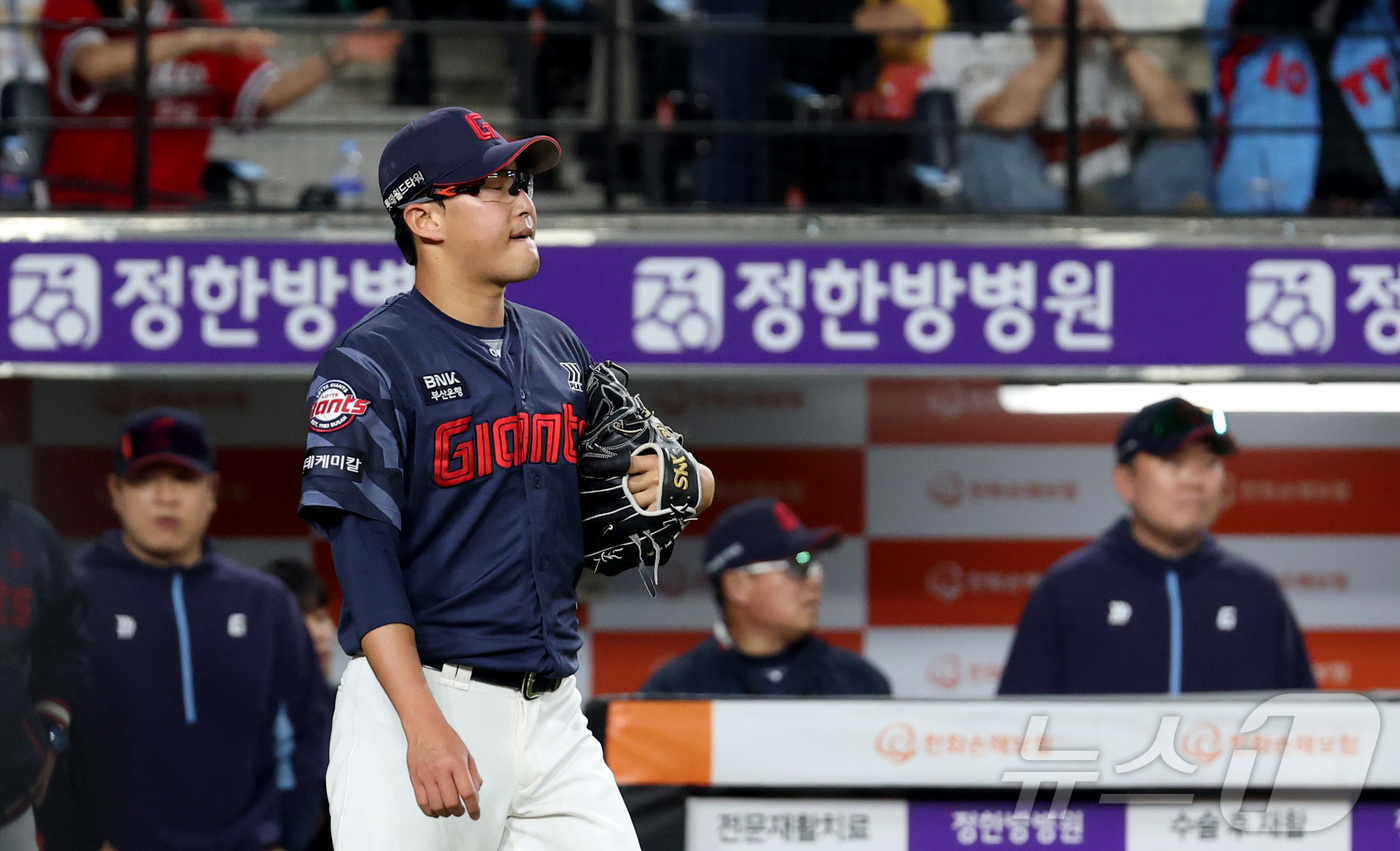 (대전=뉴스1) 김기남 기자 = 23일 대전 한화생명볼파크에서 열린 '2025 신한 SOL 뱅크 KBO리그' 프로야구 한화 이글스와 롯데 자이언츠 경기에서 5회말 롯데 박세웅이 역 …