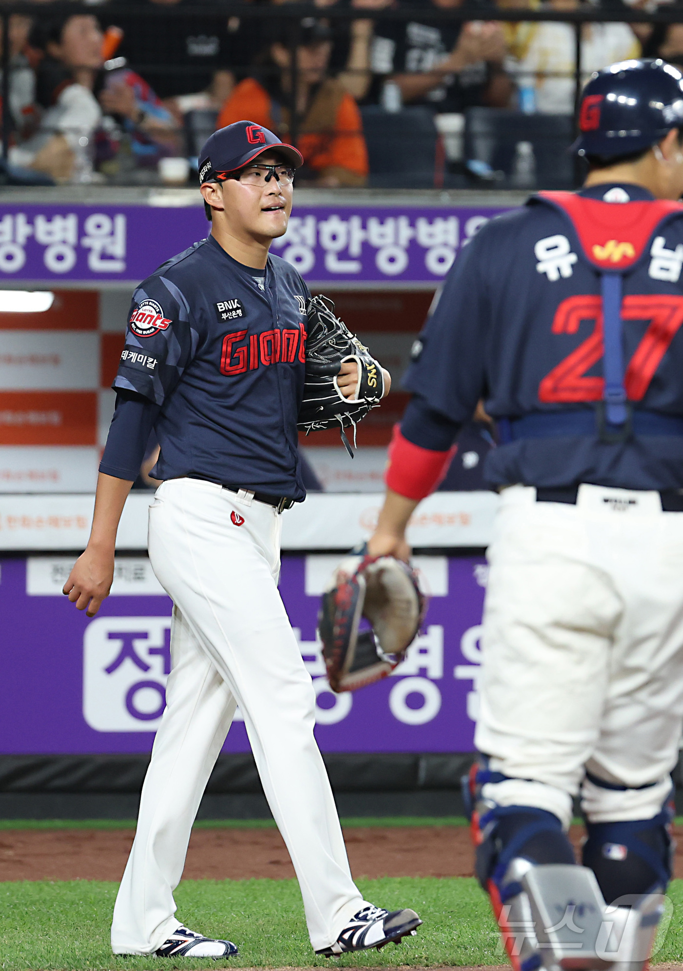 (대전=뉴스1) 김기남 기자 = 23일 대전 한화생명볼파크에서 열린 '2025 신한 SOL 뱅크 KBO리그' 프로야구 한화 이글스와 롯데 자이언츠 경기에서 5회말 롯데 박세웅이 역 …