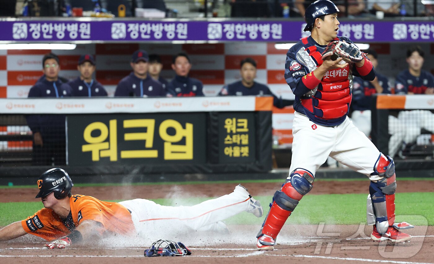 본문 이미지 - 23일 대전 한화생명볼파크에서 열린 &#39;2025 신한 SOL 뱅크 KBO리그&#39; 프로야구 한화 이글스와 롯데 자이언츠 경기에서 6회말 1사 한화 황영묵의 타구에 3루주자 노시환이 홈으로 들어오며 득점하고 있다. 2025.5.23/뉴스1 ⓒ News1 김기남 기자