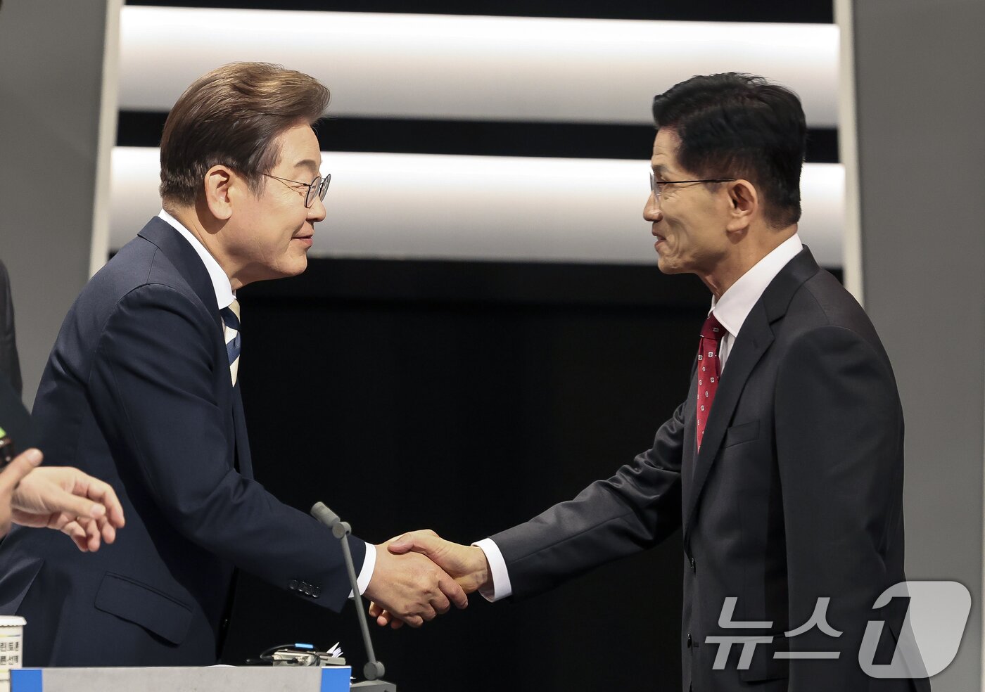 본문 이미지 - 이재명 더불어민주당&#40;왼쪽&#41;, 김문수 국민의힘 대통령 후보가 23일 서울 영등포구 KBS본관 스튜디오에서 중앙선거방송토론위원회 주관 제21대 대통령선거 2차 후보자 토론회 시작에 앞서 악수하고 있다. 2025.5.23/뉴스1 ⓒ News1 국회사진기자단