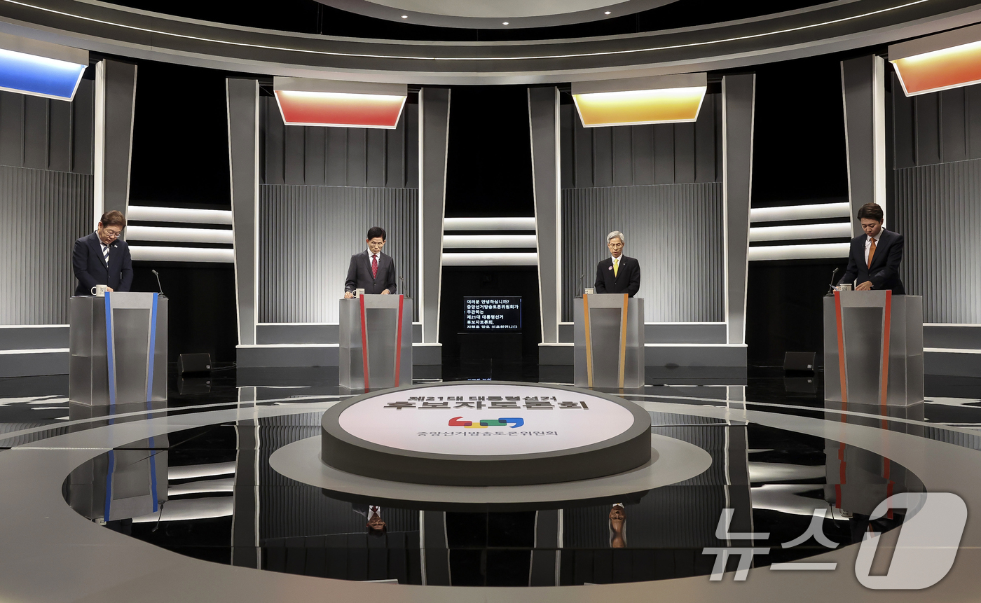 (서울=뉴스1) 국회사진기자단 = 이재명 더불어민주당(왼쪽부터), 김문수 국민의힘, 권영국 민주노동당, 이준석 개혁신당 대통령 후보가 23일 서울 영등포구 KBS본관 스튜디오에서 …