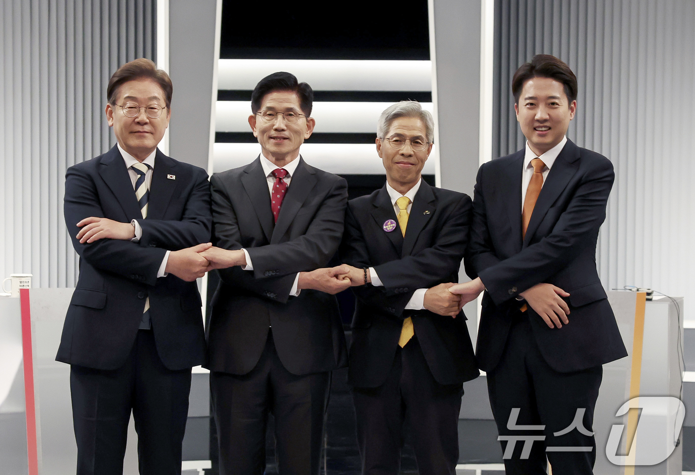 (서울=뉴스1) 국회사진기자단 = 이재명 더불어민주당(왼쪽부터), 김문수 국민의힘, 권영국 민주노동당, 이준석 개혁신당 대통령 후보가 23일 서울 영등포구 KBS본관 스튜디오에서 …