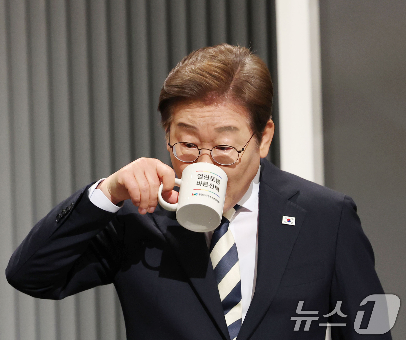 (서울=뉴스1) 국회사진기자단 = 이재명 더불어민주당 대통령 후보가 23일 서울 영등포구 KBS본관 스튜디오에서 중앙선거방송토론위원회 주관 제21대 대통령선거 2차 후보자 토론회 …