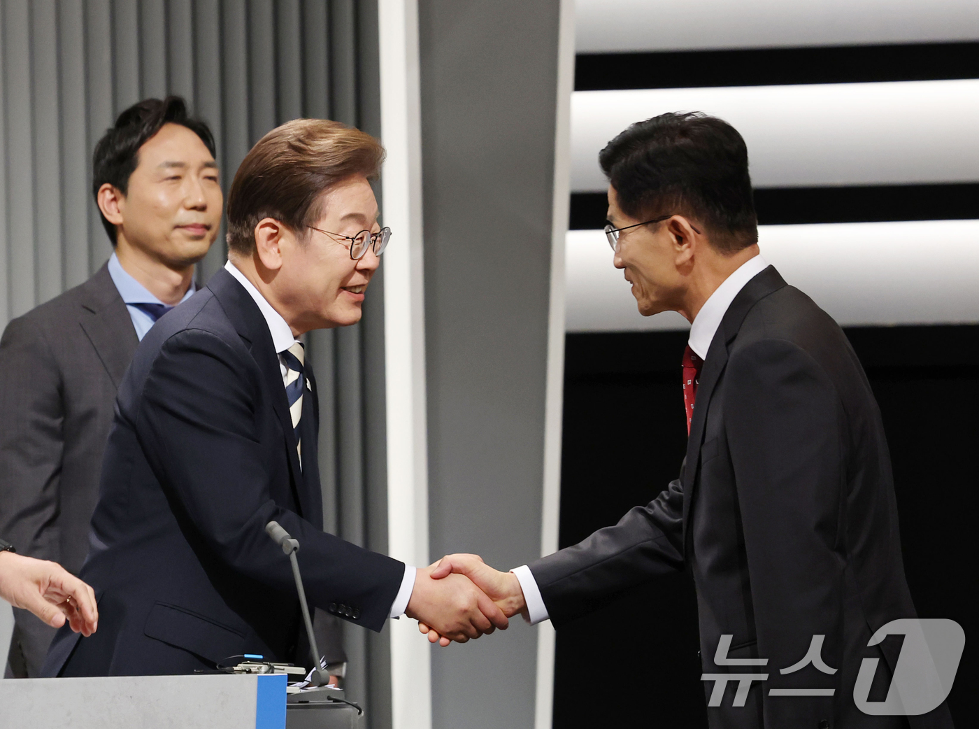 (서울=뉴스1) 국회사진기자단 = 이재명 더불어민주당(왼쪽), 김문수 국민의힘 대통령 후보가 23일 서울 영등포구 KBS본관 스튜디오에서 중앙선거방송토론위원회 주관 제21대 대통령 …