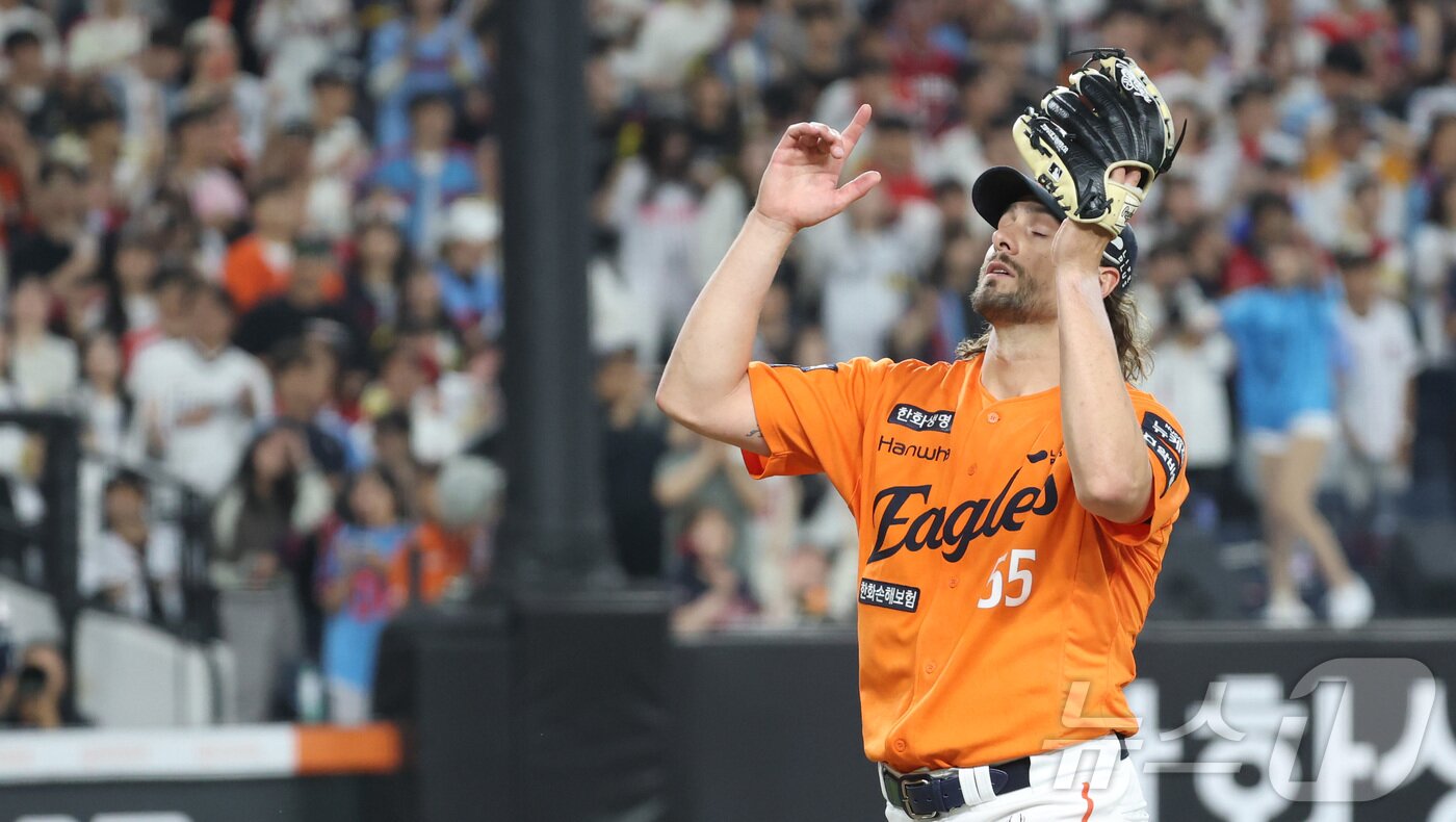본문 이미지 - 23일 대전 한화생명볼파크에서 열린 '2025 신한 SOL 뱅크 KBO리그' 프로야구 한화 이글스와 롯데 자이언츠 경기에서 한화 와이스가 9회 교체되며 아쉬운 세리머니를 하고 있다. 2025.5.23/뉴스1 ⓒ News1 김기남 기자