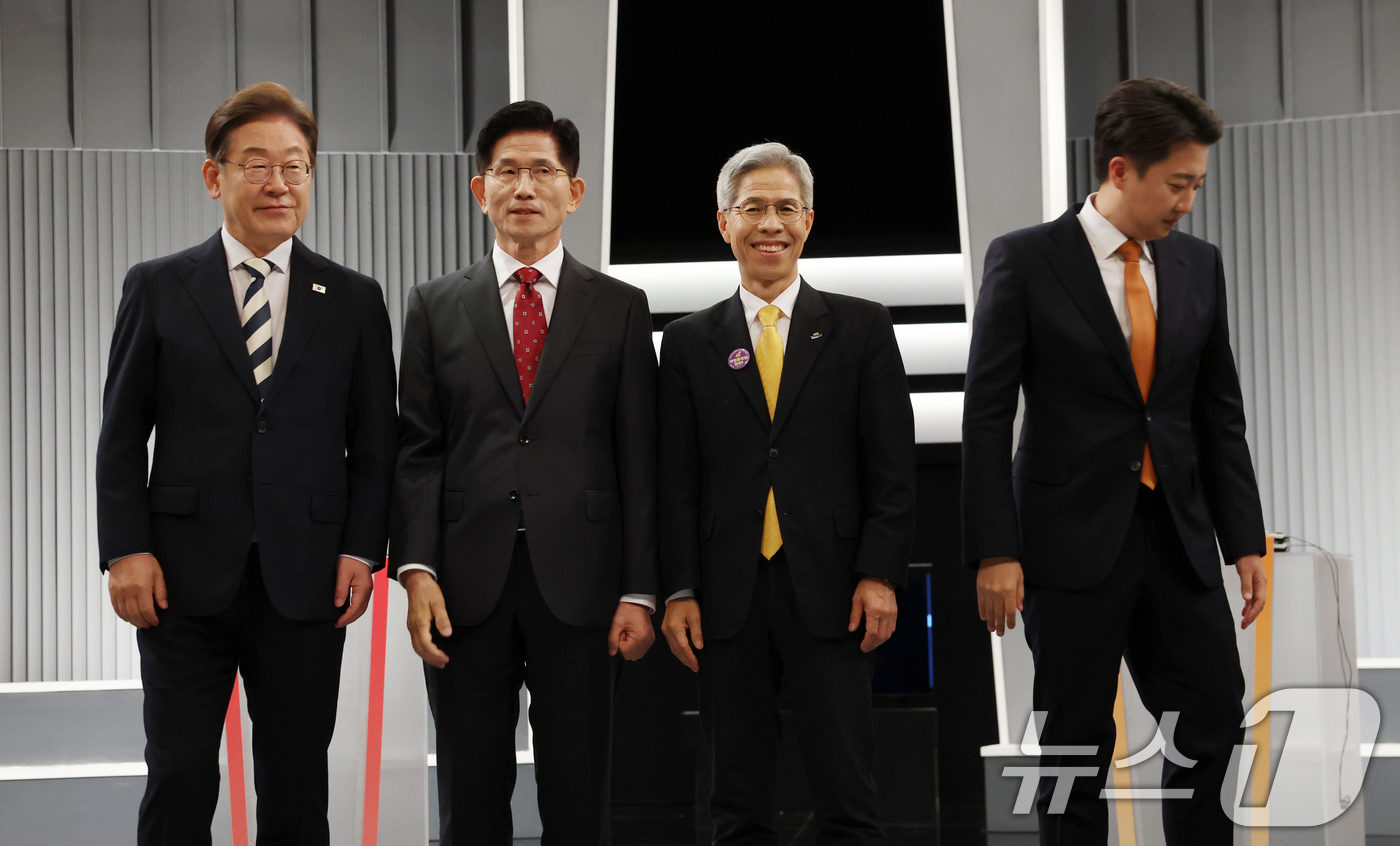 (서울=뉴스1) 국회사진기자단 = 이재명 더불어민주당(왼쪽부터), 김문수 국민의힘, 권영국 민주노동당, 이준석 개혁신당 대통령 후보가 23일 서울 영등포구 KBS본관 스튜디오에서 …