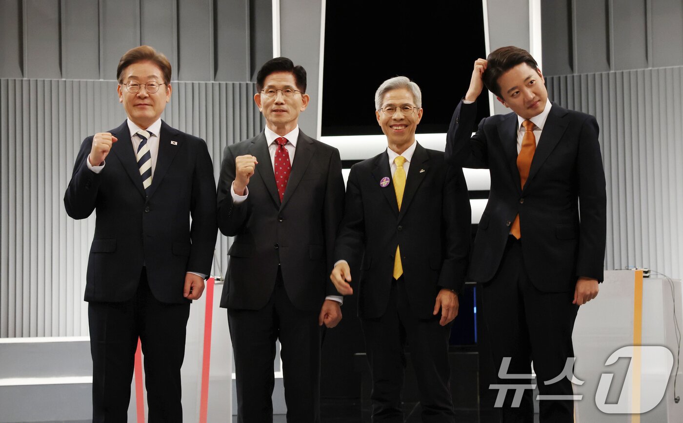 본문 이미지 - 이재명 더불어민주당&#40;왼쪽부터&#41;, 김문수 국민의힘, 이준석 개혁신당, 권영국 민주노동당 대통령 후보가 23일 서울 영등포구 KBS본관 스튜디오에서 중앙선거방송토론위원회 주관 제21대 대통령선거 2차 후보자 토론회 시작에 앞서 기념 촬영을 하기 위해 자리하고 있다. 2025.5.23/뉴스1 ⓒ News1 국회사진기자단