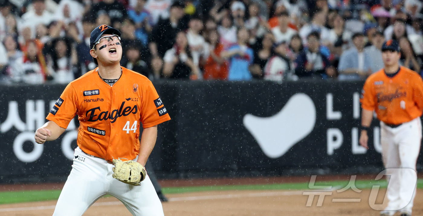 (대전=뉴스1) 김기남 기자 = 23일 대전 한화생명볼파크에서 열린 '2025 신한 SOL 뱅크 KBO리그' 프로야구 한화 이글스와 롯데 자이언츠 경기에서 한화가 승리하며 김서현 …