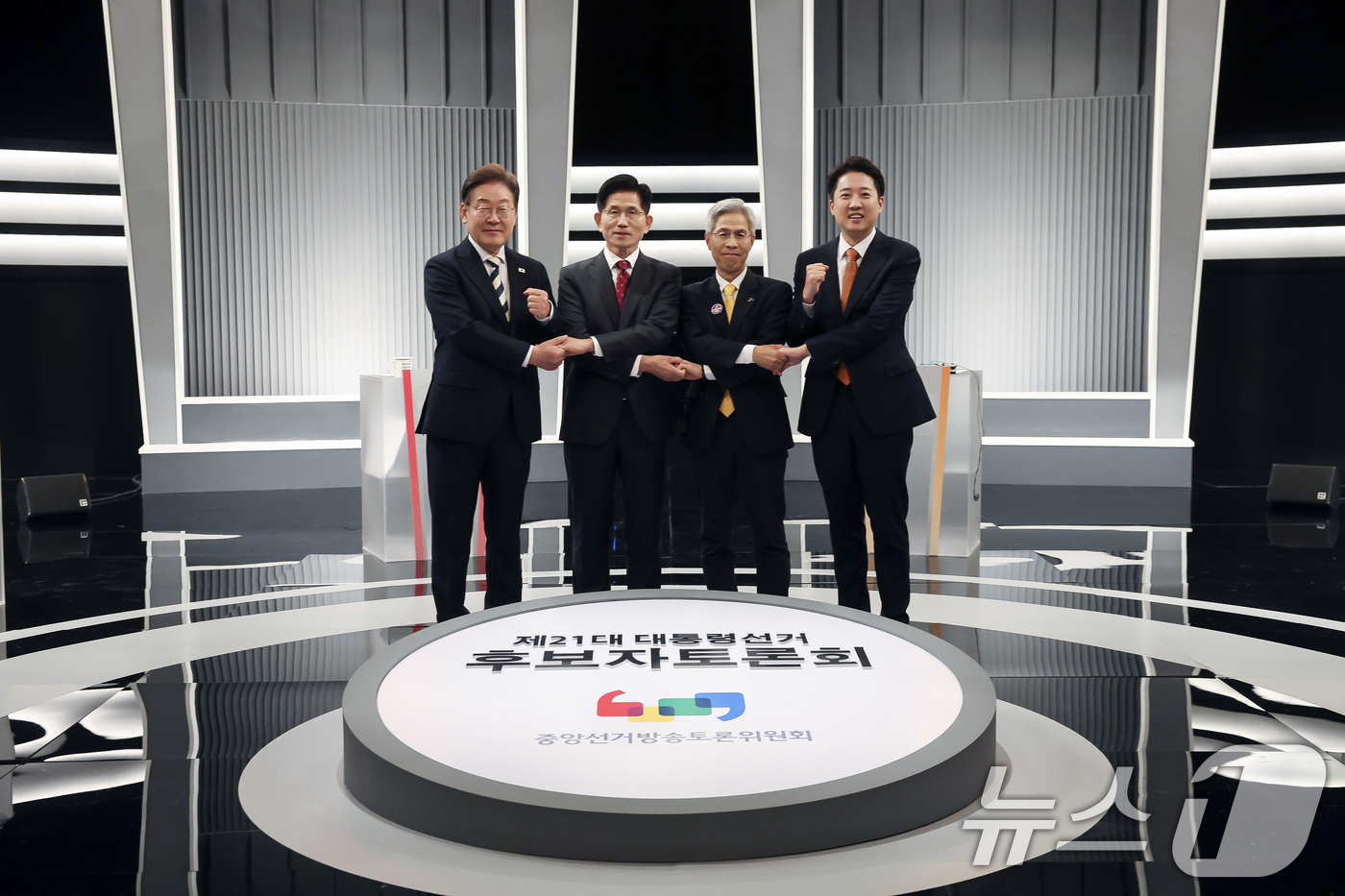 (서울=뉴스1) 국회사진기자단 = 이재명 더불어민주당(왼쪽부터), 김문수 국민의힘, 권영국 민주노동당, 이준석 개혁신당 대통령 후보가 23일 서울 영등포구 KBS본관 스튜디오에서 …