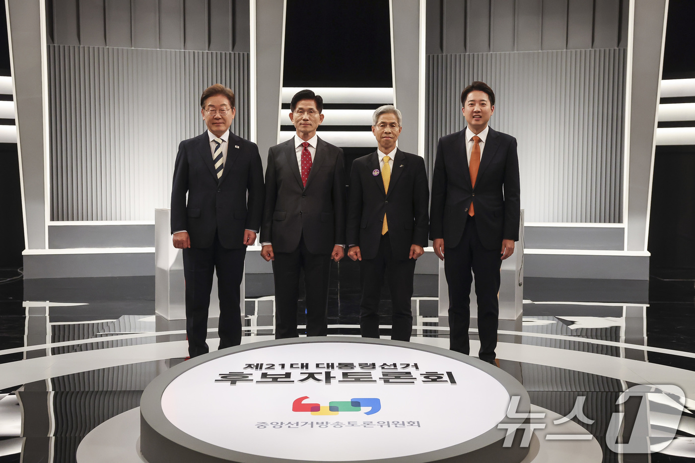 (서울=뉴스1) 국회사진기자단 = 이재명 더불어민주당(왼쪽부터), 김문수 국민의힘, 권영국 민주노동당, 이준석 개혁신당 대통령 후보가 23일 서울 영등포구 KBS본관 스튜디오에서 …