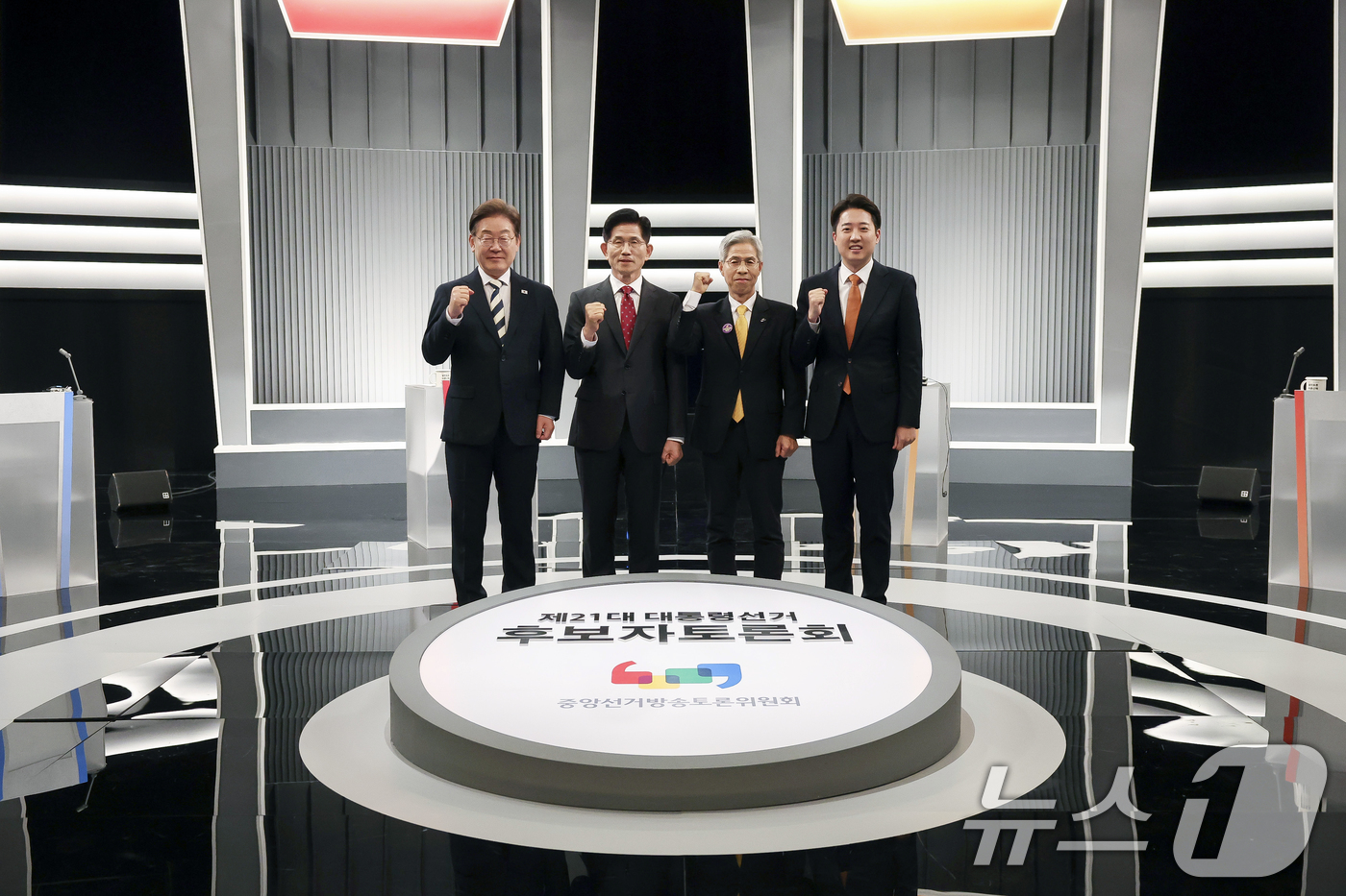 (서울=뉴스1) 국회사진기자단 = 이재명 더불어민주당(왼쪽부터), 김문수 국민의힘, 권영국 민주노동당, 이준석 개혁신당 대통령 후보가 23일 서울 영등포구 KBS본관 스튜디오에서 …
