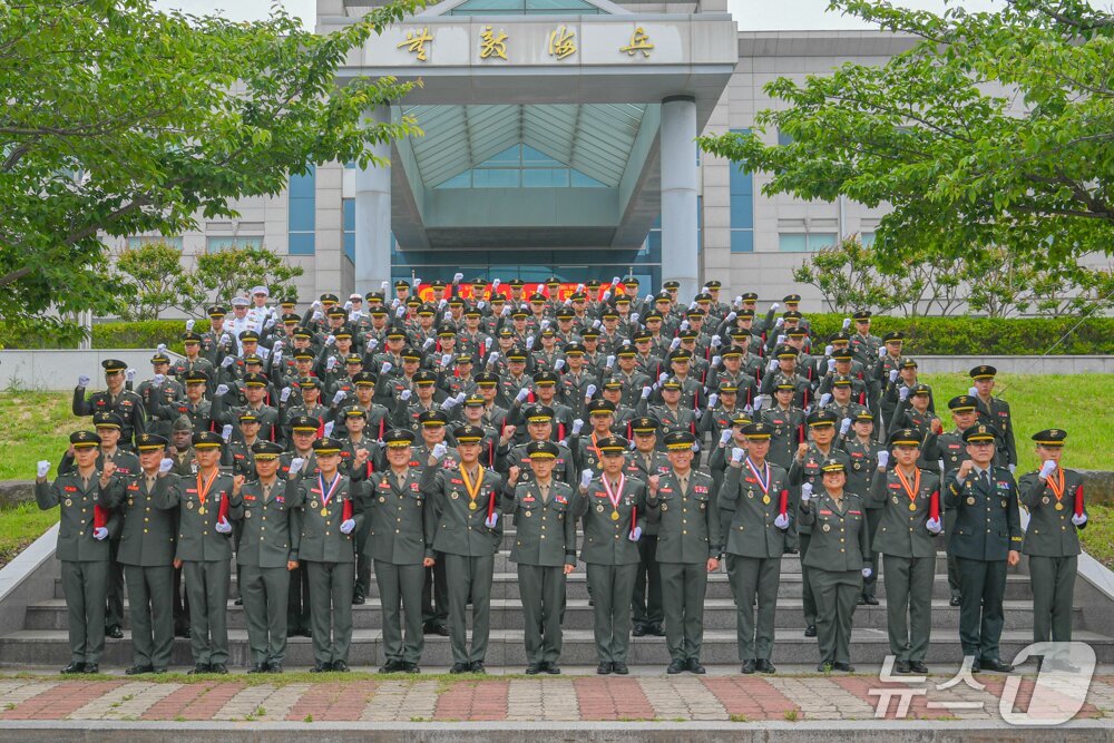 본문 이미지 - 23일 해병대 교육훈련단은 경북 포항에 있는 훈련 연병장에서 부사관 후보생 410기 86명의 임관식을 거행했다. 임관식 후 신임 부사관들이 기념촬영을 하고 있다.&#40;해병대교육훈련단제공, 제판매 및 DB 금지&#41; 2025.5.23/뉴스1 