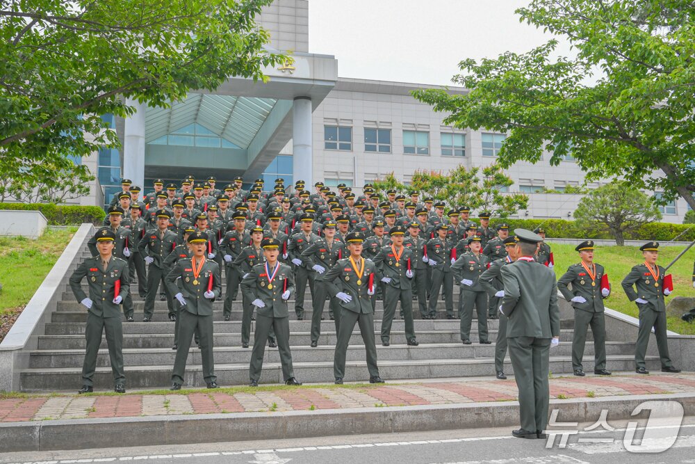 본문 이미지 - 23일 해병대 교육훈련단은 경북 포항에 있는 훈련 연병장에서 부사관 후보생 410기 86명의 임관식을 거행했다. &#40;해병대교육훈련단제공, 제판매 및 DB 금지&#41; 2025.5.23/뉴스1