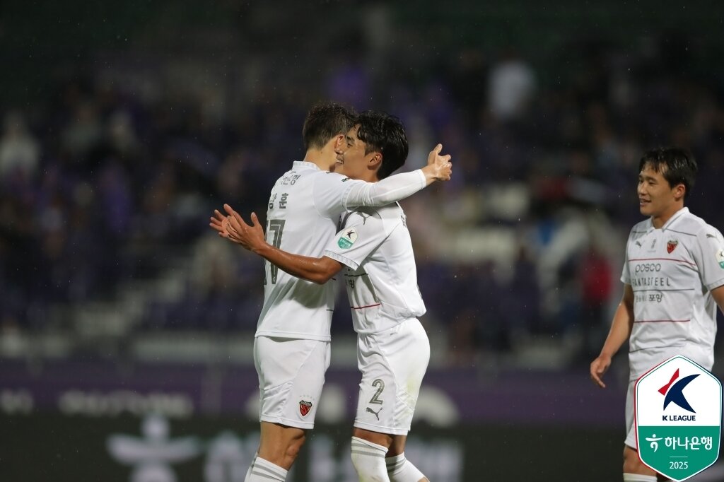 본문 이미지 - 포항 스틸러스가 23일 열린 K리그1 FC안양과 원정 경기에서 2-0으로 승리했다. &#40;한국프로축구연맹 제공&#41;
