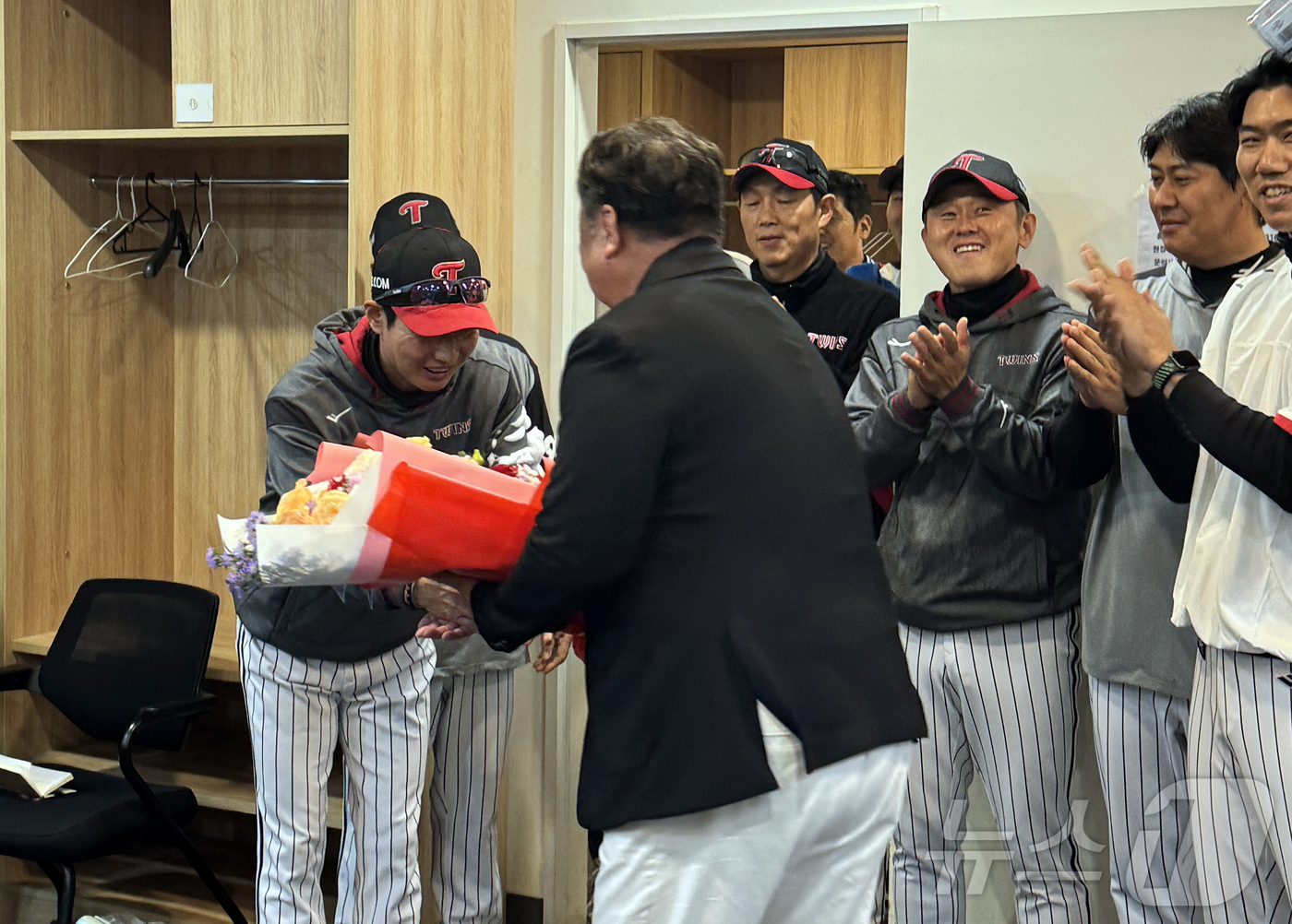 (서울=뉴스1) 김진환 기자 = 23일 인천 SSG랜더스필드에서 열린 SSG 랜더스와의 경기에서 3대2 승리를 거두며 역대 12번째 통산 600승을 달성한 염경엽 LG 트윈스 감독 …