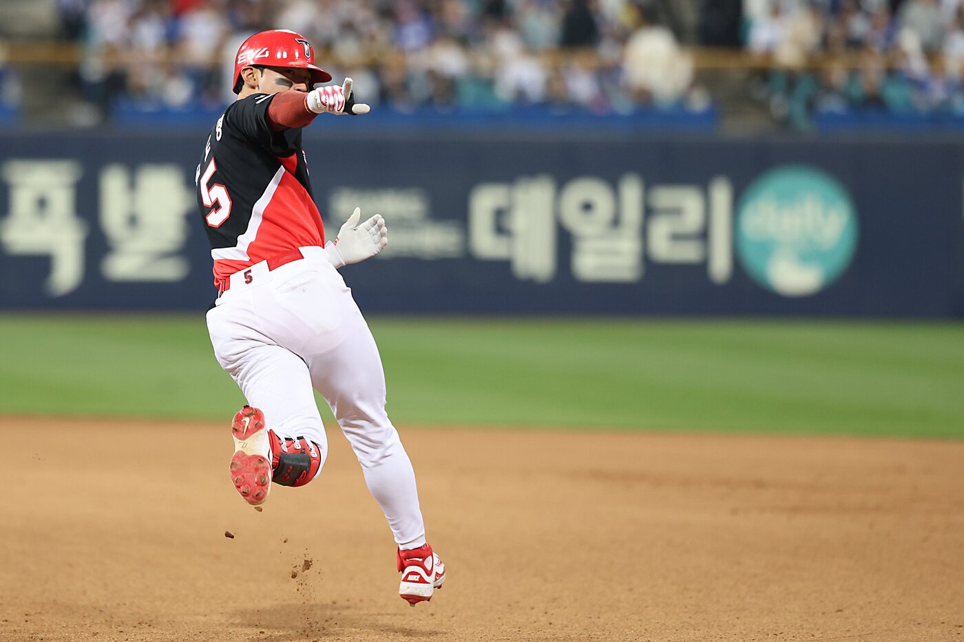 본문 이미지 - KIA 타어기즈 김도영이 23일 열린 KBO리그 대구 삼성 라이온즈전에서 8회초 결승 투런포를 터뜨린 후 기뻐하고 있다. &#40;KIA 타이거즈 제공&#41;