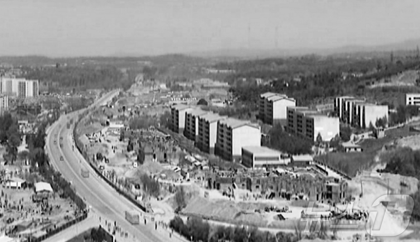 (평양 노동신문=뉴스1) = 북한 노동당 기관지 노동신문은 24일 "서포지구에 솟아오른 전위거리는 열렬한 애국충심으로 당의 위업을 받들고 옹위해나가는 미더운 청년전위들이 조국과 인 …