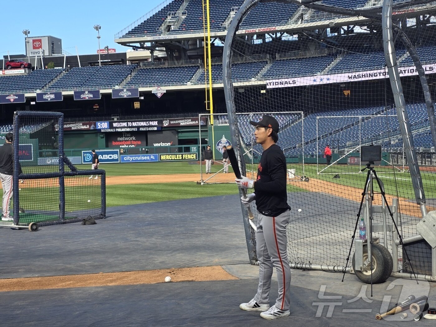 본문 이미지 - 샌프란시스코 자이언츠 중견수 이정후가 23일(현지시간) 미국 워싱턴DC 내셔널스 파크에서 열리는 워싱턴 내셔널스와의 원정 3연전을 앞두고 프리배팅 차례를 기다리고 있다. ⓒ News1 류정민 특파원