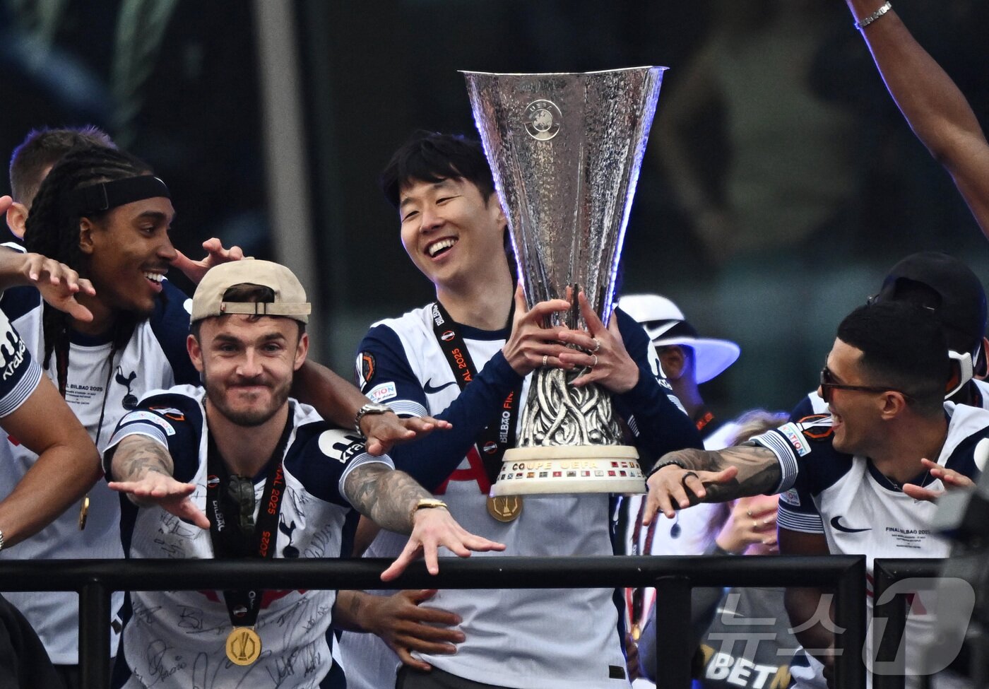 본문 이미지 - 토트넘 선수단은 23일(현지시간) UEFA 유로파리그 우승 기념 버스 퍼레이드를 펼쳤다. 손흥민이 우승 트로피를 들고 있다. ⓒ 로이터=뉴스1