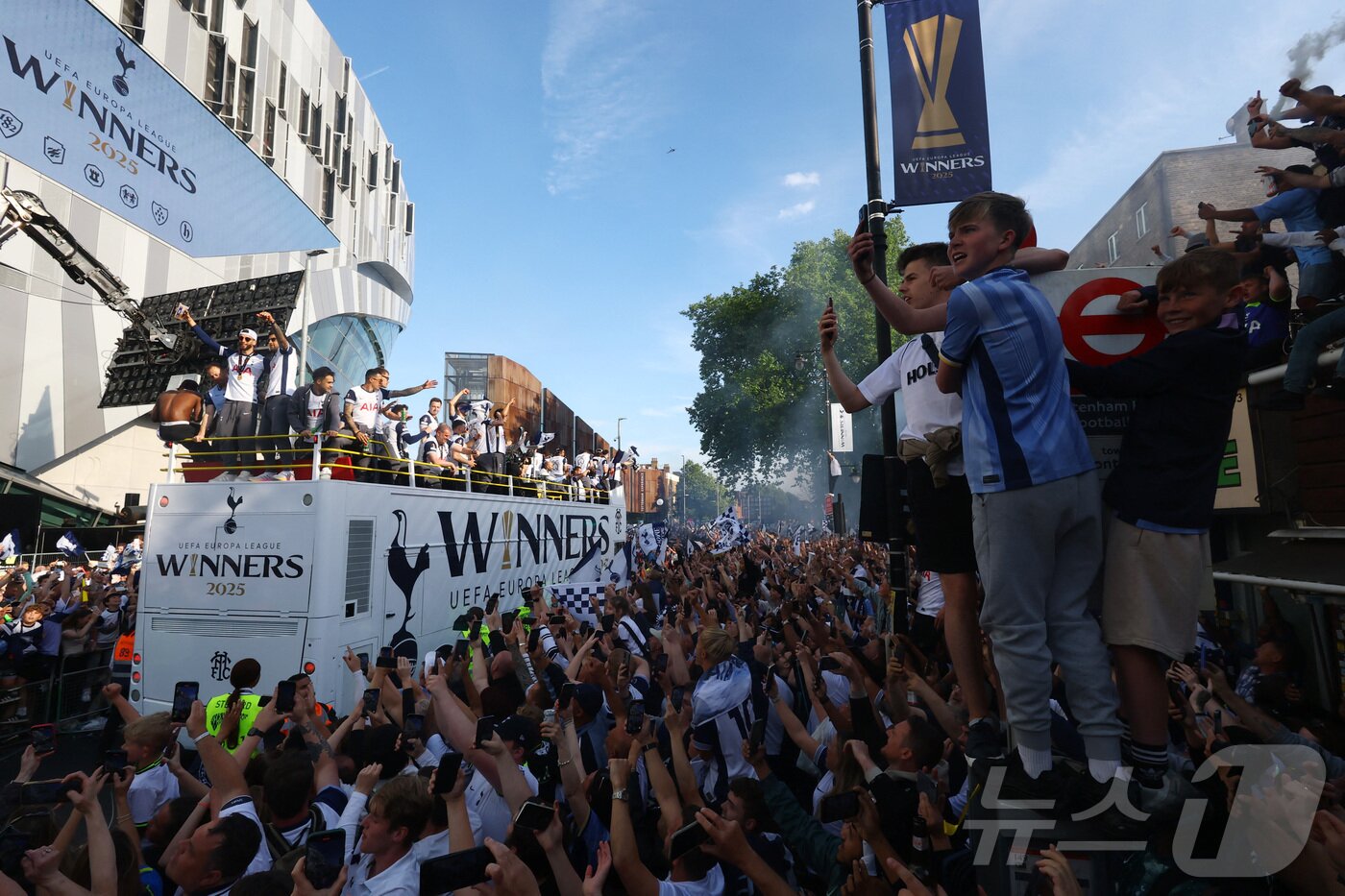 본문 이미지 - 토트넘 선수단은 23일(현지시간) UEFA 유로파리그 우승 기념 버스 퍼레이드를 펼쳤다. ⓒ 로이터=뉴스1