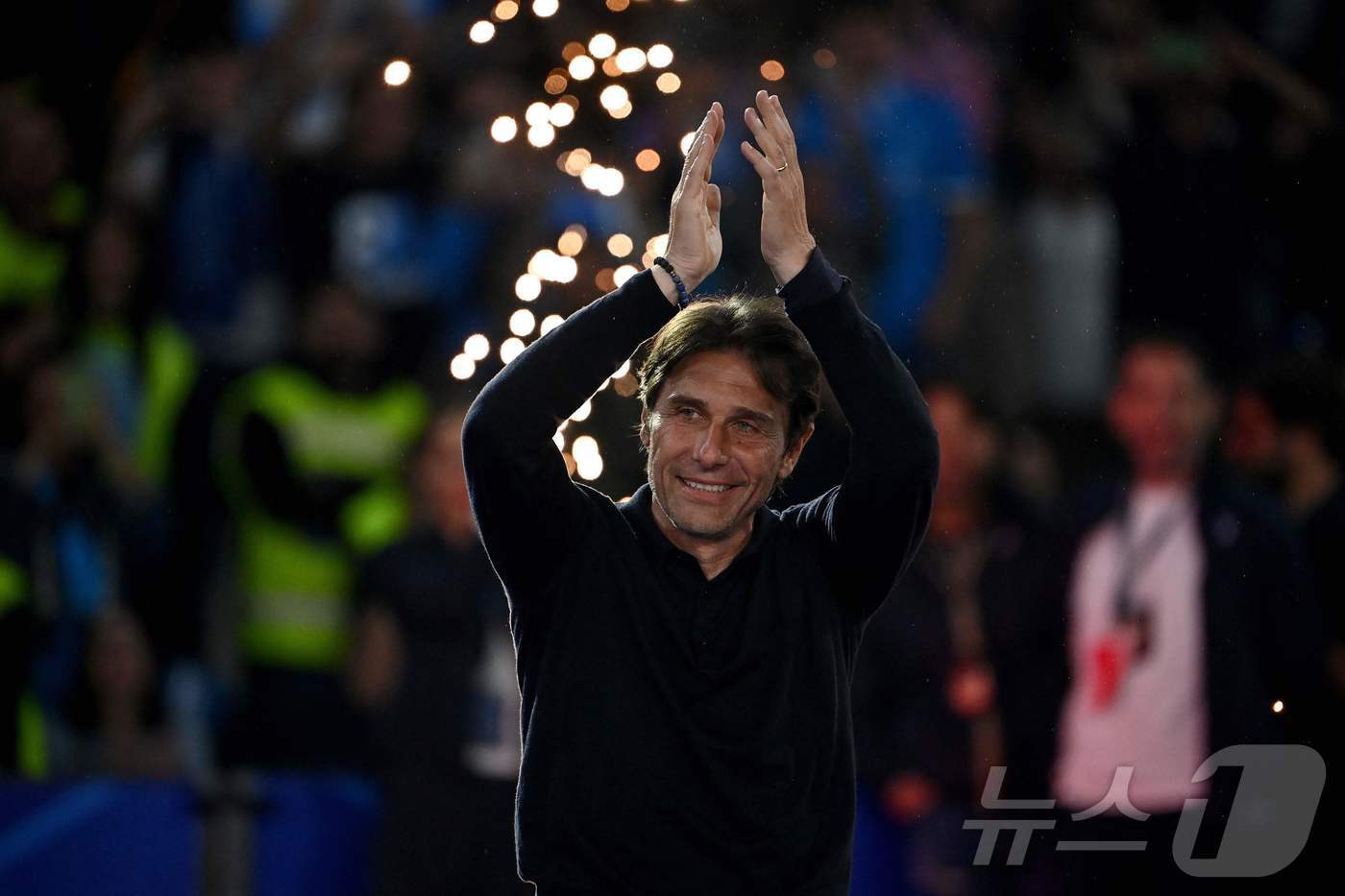 본문 이미지 - 안토니오 콘테 감독은 나폴리의 2024-25시즌 이탈리아 세리에A 우승을 이끌었다. ⓒ AFP=뉴스1