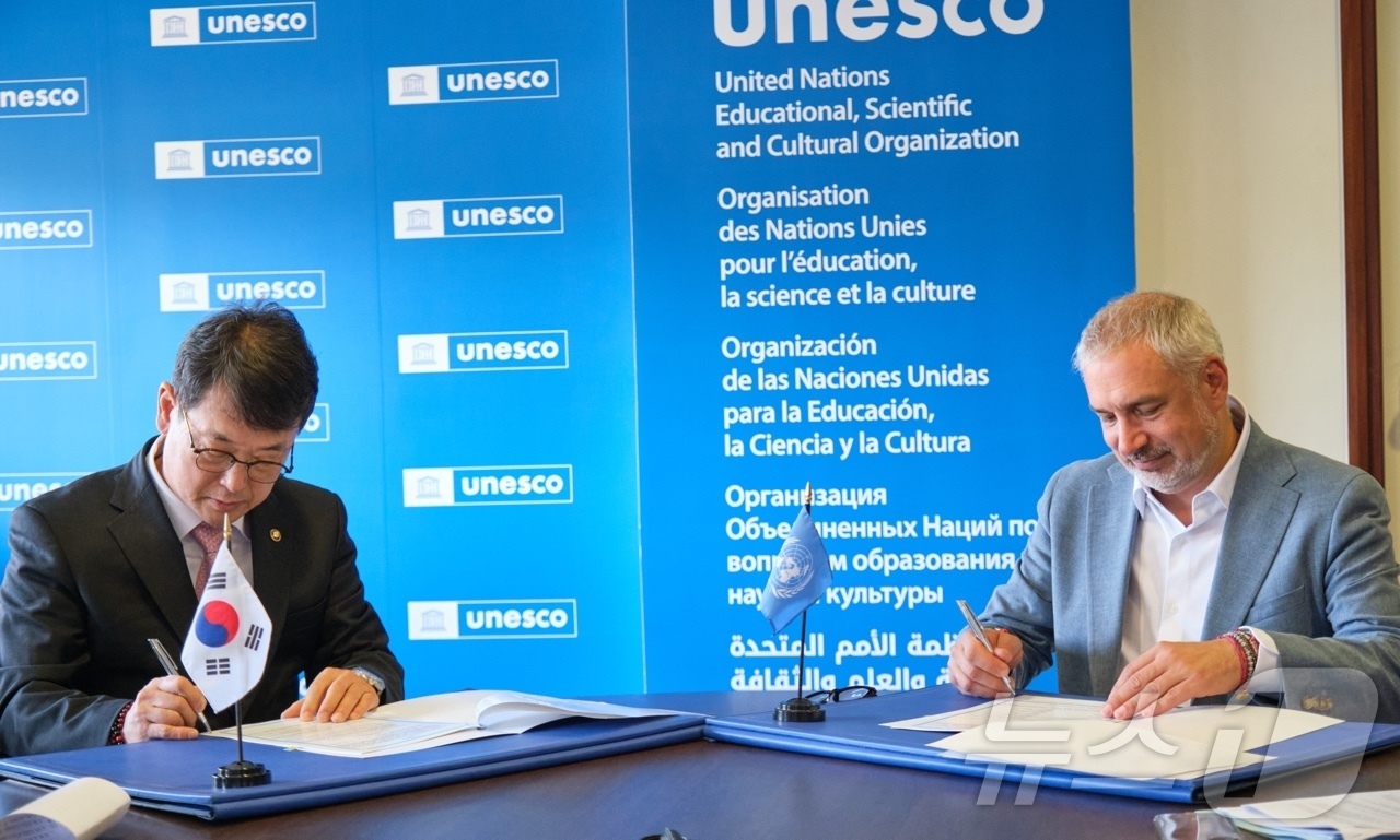 (서울=뉴스1) = 최응천 국가유산청장(왼쪽)이 23일(현지 시간) 프랑스 파리 소재 유네스코 본부에서 '무형유산보호협약 신탁기금 공여를 위한 협정'에 서명하고 있다.국가유산청은 …