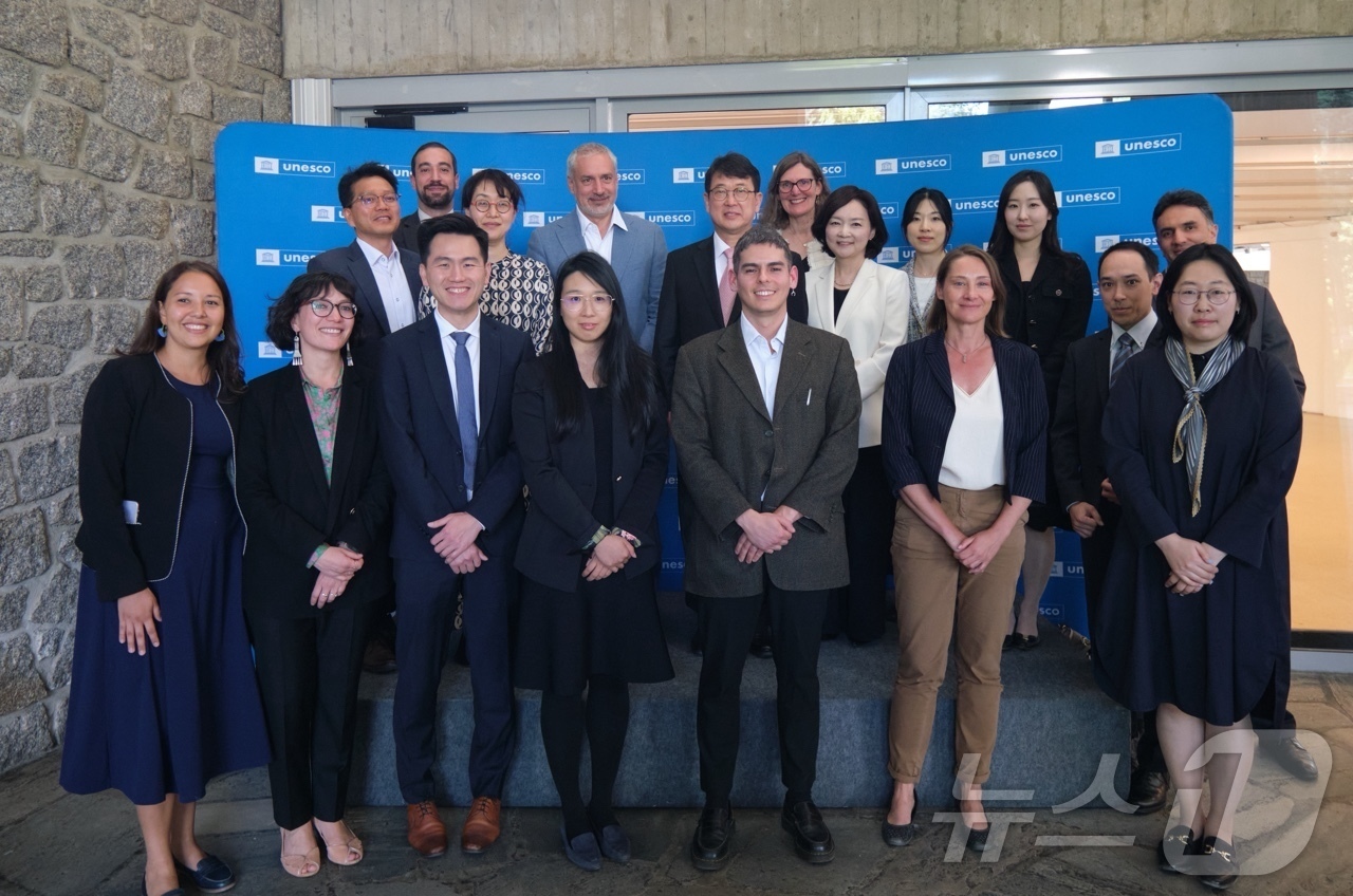 (서울=뉴스1) = 최응천 국가유산청장(두 번째 줄 가운데)이 23일(현지 시간) 프랑스 파리 소재 유네스코 본부에서 '무형유산보호협약 신탁기금 공여를 위한 협정' 체결 후 에르네 …