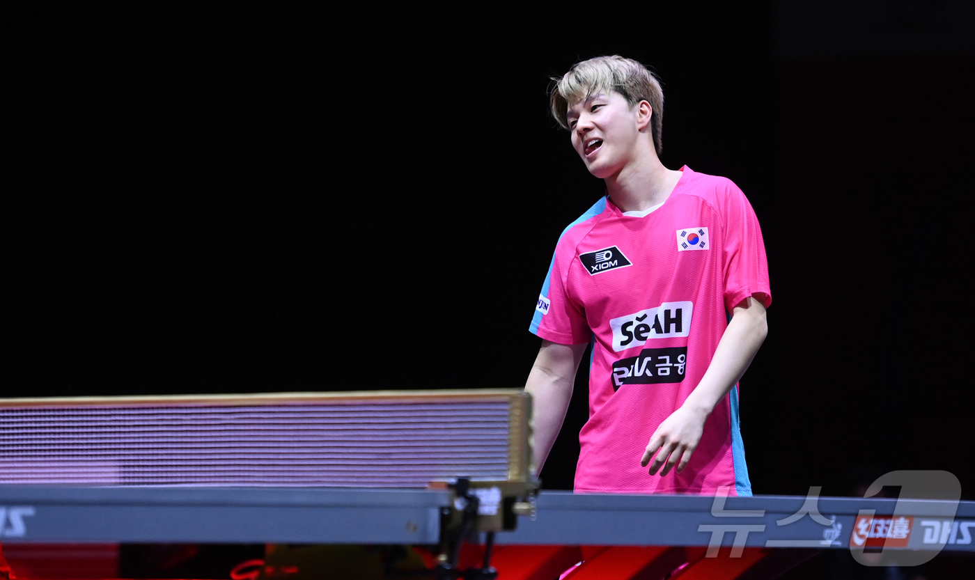 (도하(카타르)=뉴스1) 사진공동취재단 = 안재현이 23일 카타르 도하 루사일 아레나에서 열린 2025 국제탁구연맹(ITTF) 세계선수권대회 남자단식 8강 브라질 휴고 칼데라노와 …