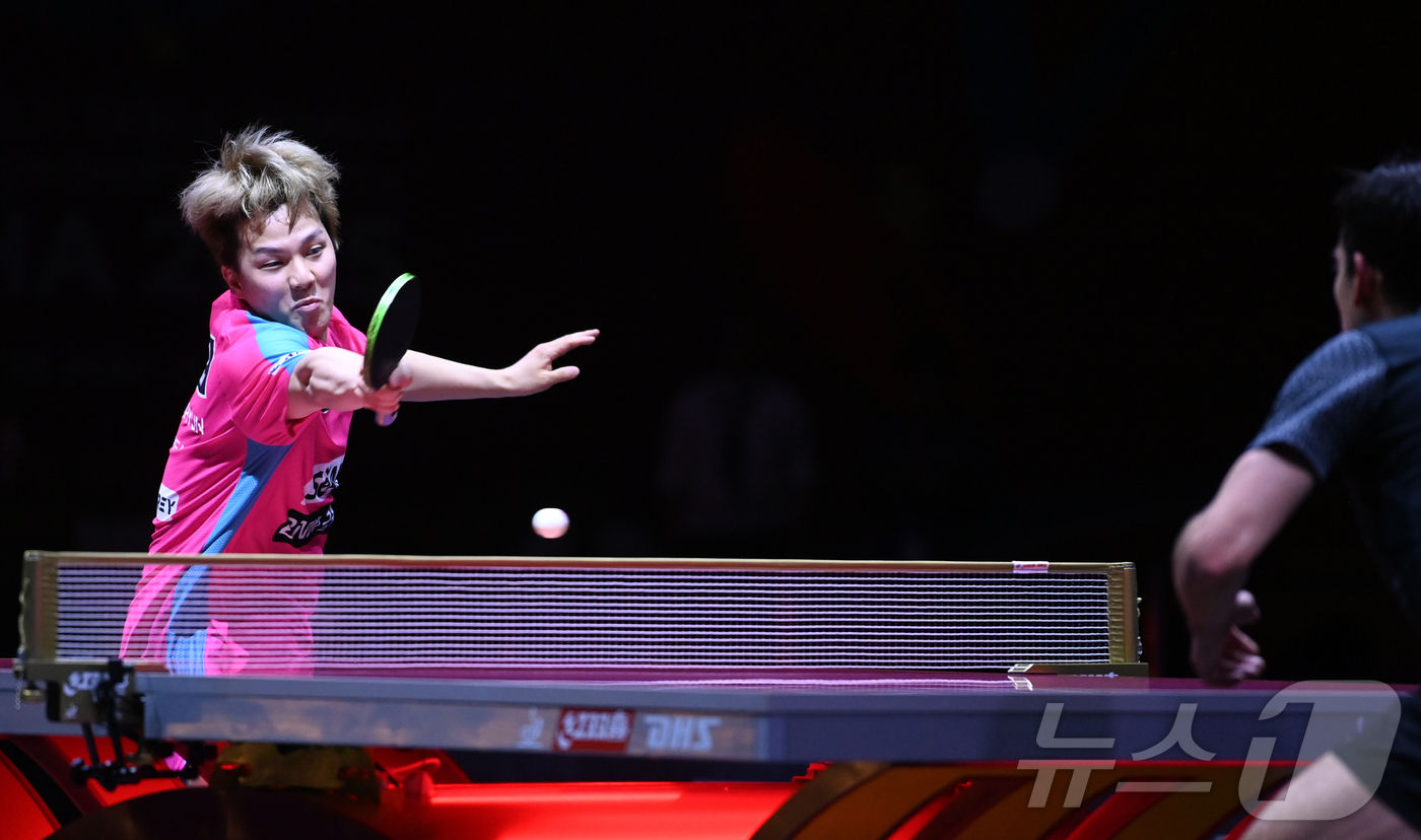(도하(카타르)=뉴스1) 사진공동취재단 = 안재현이 23일 카타르 도하 루사일 아레나에서 열린 2025 국제탁구연맹(ITTF) 세계선수권대회 남자단식 8강 브라질 휴고 칼데라노와 …