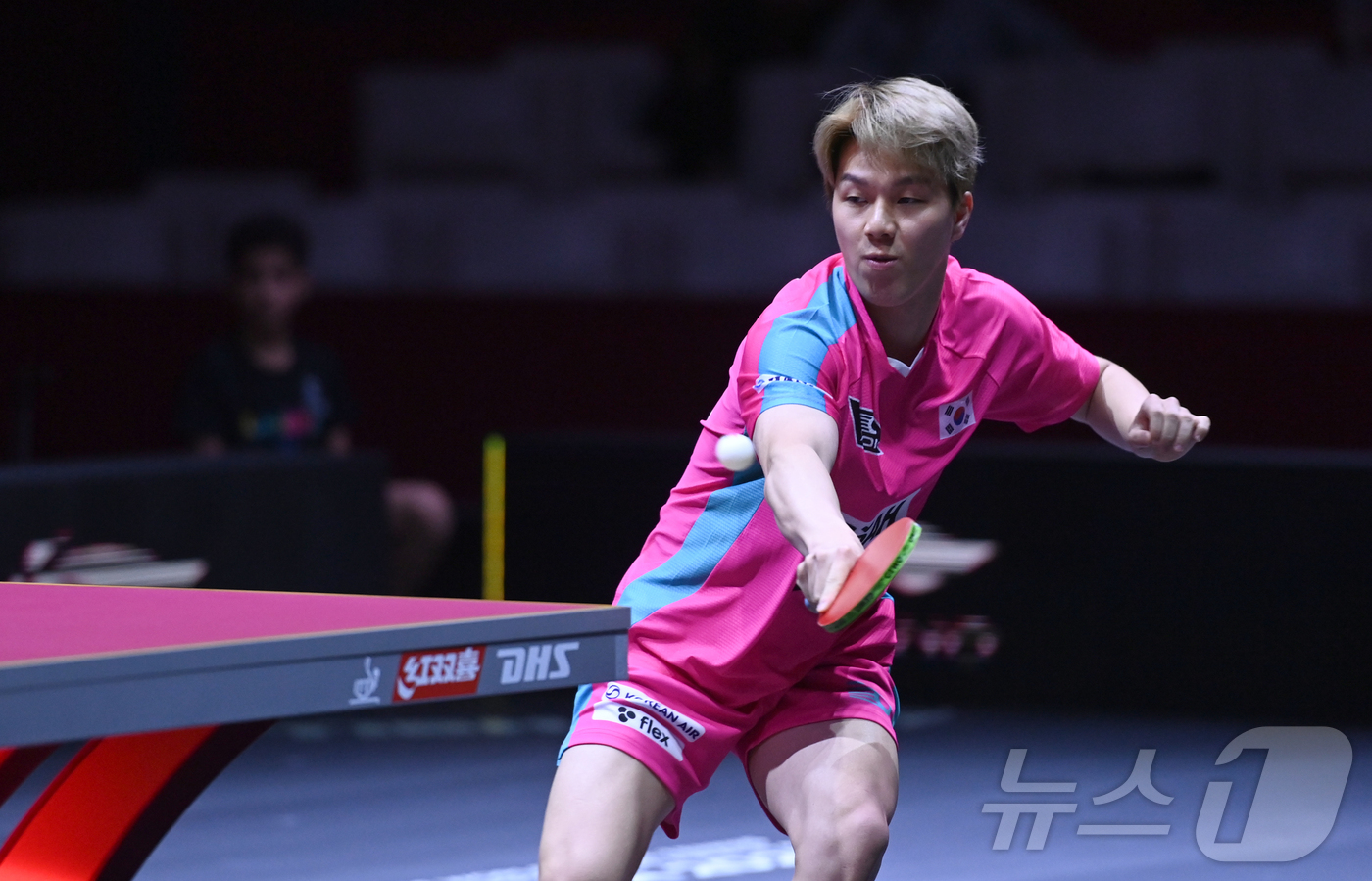 (도하(카타르)=뉴스1) 사진공동취재단 = 안재현이 23일 카타르 도하 루사일 아레나에서 열린 2025 국제탁구연맹(ITTF) 세계선수권대회 남자단식 8강 브라질 휴고 칼데라노와 …