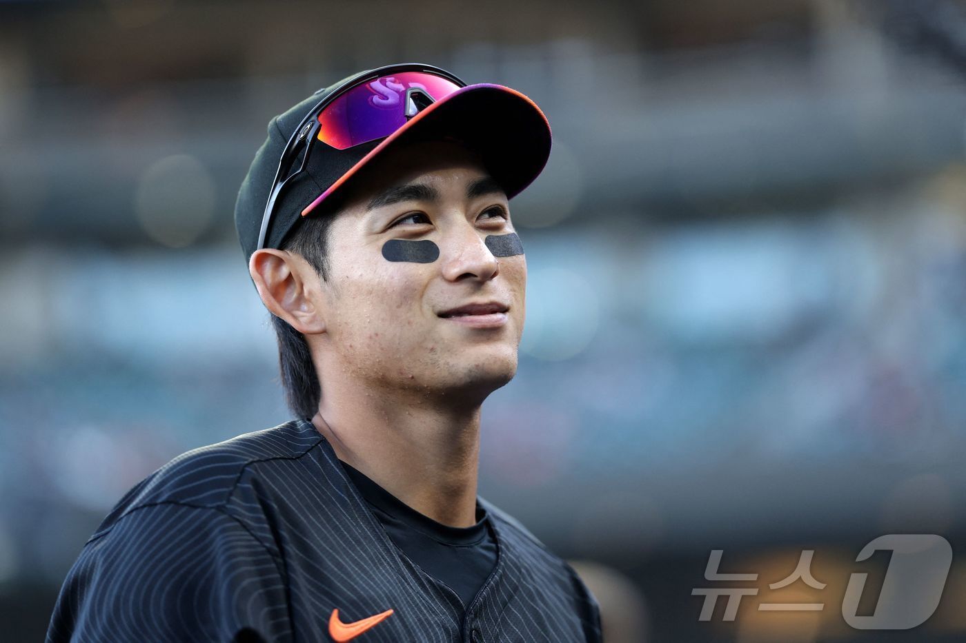 본문 이미지 - 샌프란시스코 자이언츠 이정후가 8일(한국시간) 열린 2025 메이저리그 애틀랜타 브레이브스전에서 등 통증 때문에 결장했다. ⓒ AFP=뉴스1