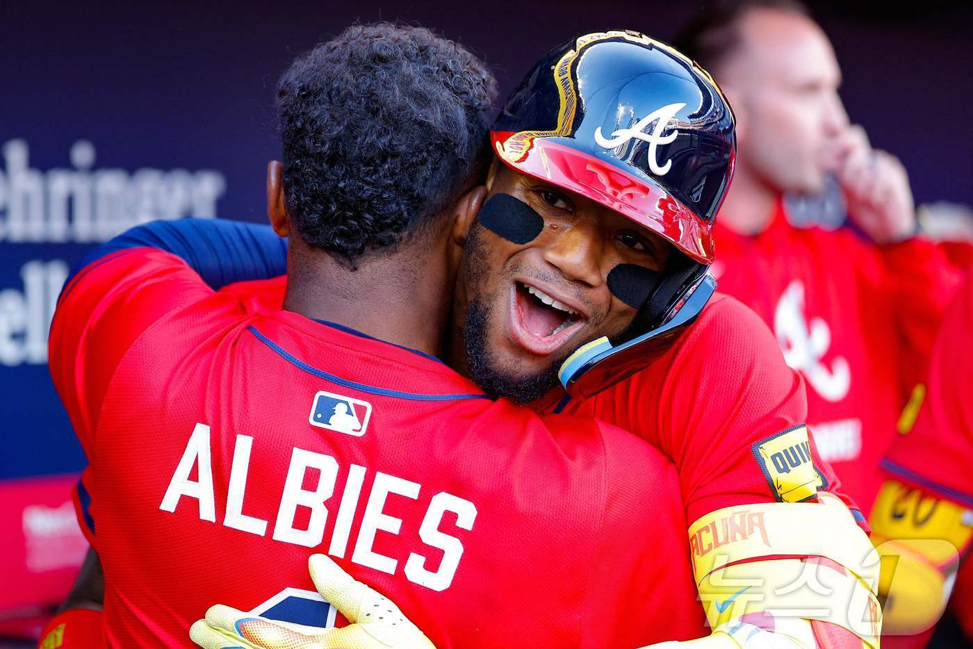본문 이미지 - 로날드 아쿠냐 주니어(애틀랜타 브레이브스)가 24일(한국시간) 열린 2025 메이저리그 샌디에이고 파드리스전에서 1회말 홈런을 때린 뒤 동료와 기쁨을 나누고 있다. ⓒ AFP=뉴스1