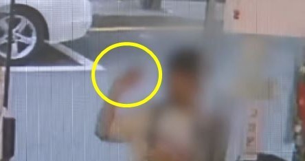초등생이 편의점에 던진 의문의 물체…순간 '펑' 혼비백산[영상]