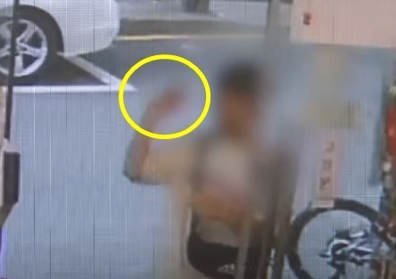 초등생이 편의점에 던진 의문의 물체…순간 '펑' 혼비백산[영상]