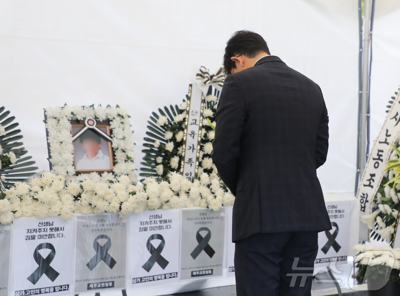 (제주=뉴스1) 홍수영 기자 = 제주 모 중학교 교사 A 씨가 사망한지 사흘째인 24일 제주도교육청 앞마당에 마련된 합동 분향소에 조문객들의 발길이 이어지고 있다. 2025.5.2 …