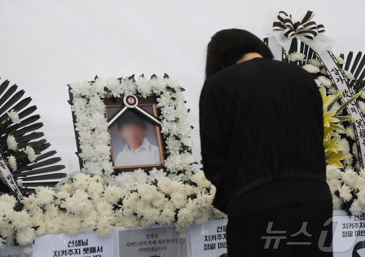 본문 이미지 - 제주 모 중학교 교사 A 씨가 사망한지 사흘째인 24일 제주도교육청 앞마당에 마련된 합동 분향소에 조문객들의 발길이 이어지고 있다. 2025.5.24/뉴스1 ⓒ News1 홍수영 기자