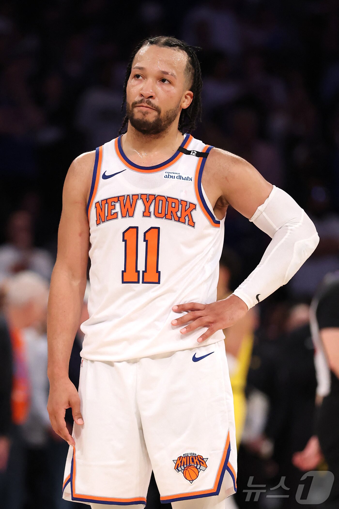 본문 이미지 - 뉴욕 닉스 제일런 브런슨이 24일(한국시간) 열린 2024-25 NBA 플레이오프 동부 콘퍼런스 결승 2차전에서 인디애나 페이서스에 109-114로 패한 뒤 아쉬워하고 있다. ⓒ AFP=뉴스1