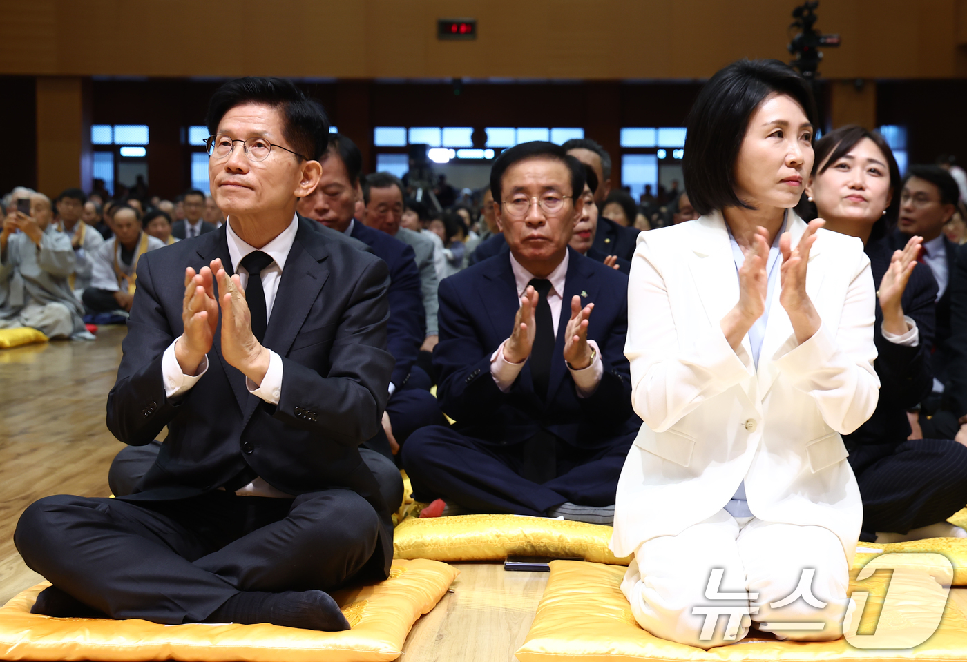 (단양=뉴스1) 김민지 기자 = 김문수 국민의힘 대통령 후보와 이재명 더불어민주당 대통령 후보 부인인 김혜경 여사가 24일 충북 단양군 구인사에서 열린 상월원각대조사 제51주기 열 …