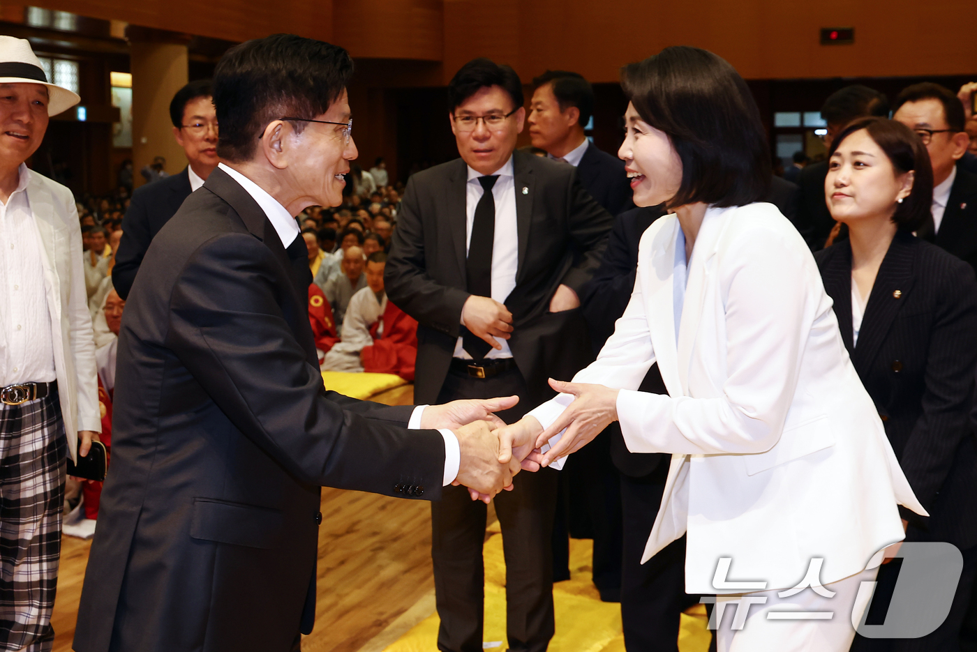 (단양=뉴스1) 김민지 기자 = 김문수 국민의힘 대통령 후보와 이재명 더불어민주당 대통령 후보 부인인 김혜경 여사가 24일 충북 단양군 구인사에서 열린 상월원각대조사 제51주기 열 …