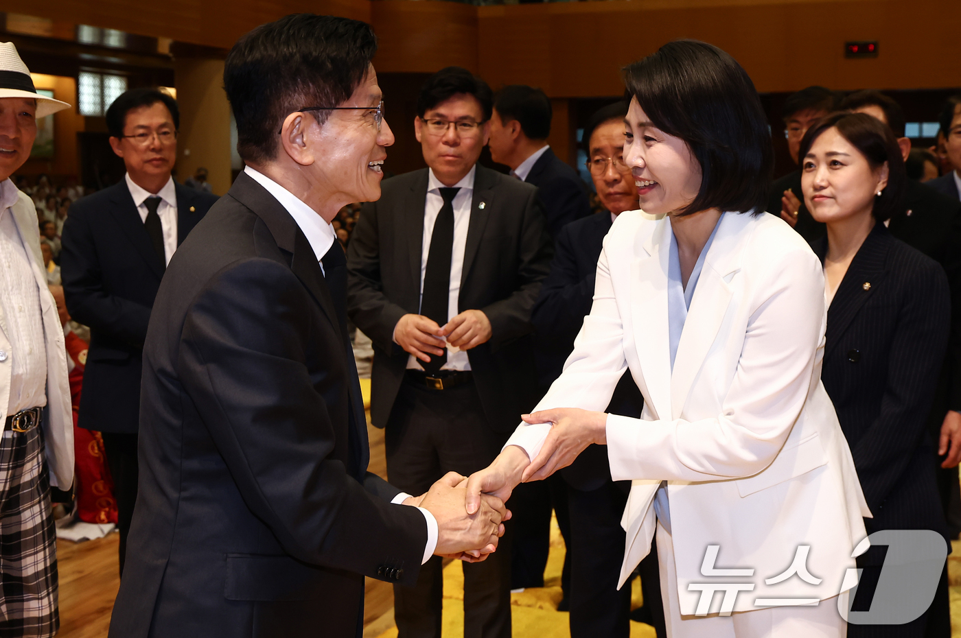(단양=뉴스1) 김민지 기자 = 김문수 국민의힘 대통령 후보와 이재명 더불어민주당 대통령 후보 부인인 김혜경 여사가 24일 충북 단양군 구인사에서 열린 상월원각대조사 제51주기 열 …