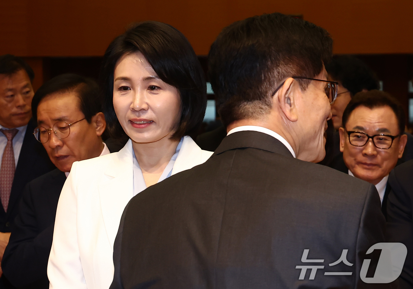 (단양=뉴스1) 김민지 기자 = 김문수 국민의힘 대통령 후보와 이재명 더불어민주당 대통령 후보 부인인 김혜경 여사가 24일 충북 단양군 구인사에서 열린 상월원각대조사 제51주기 열 …