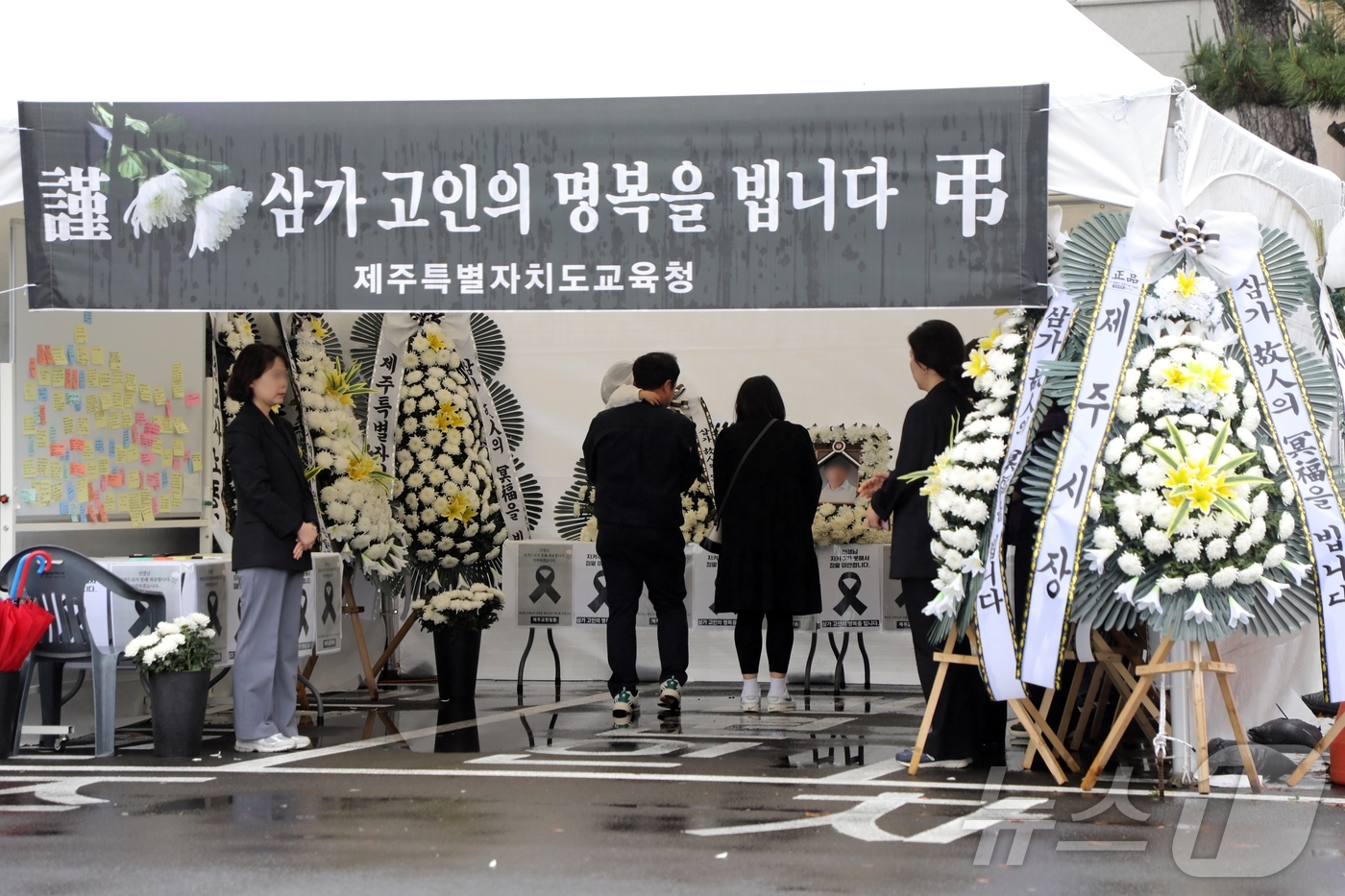 (제주=뉴스1) 홍수영 기자 = 제주 모 중학교 교사 A 씨가 사망한지 사흘째인 24일 제주도교육청 앞마당에 마련된 합동 분향소에서 아이를 데리고 온 부모가 추모하고 있다. 202 …
