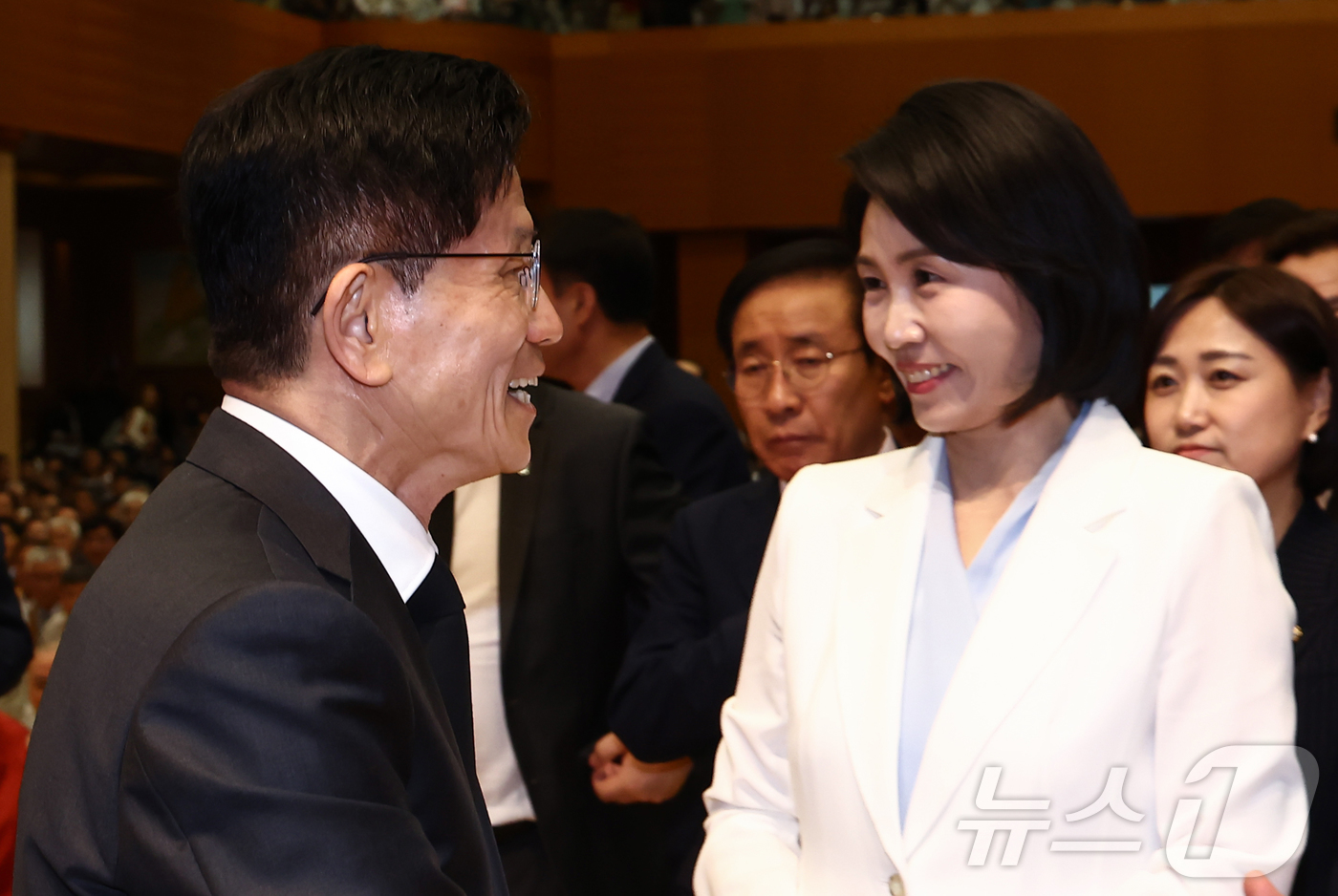 (단양=뉴스1) 김민지 기자 = 김문수 국민의힘 대통령 후보(왼쪽)와 이재명 더불어민주당 대통령 후보 부인인 김혜경 여사가 24일 충북 단양군 구인사에서 열린 상월원각대조사 제51 …